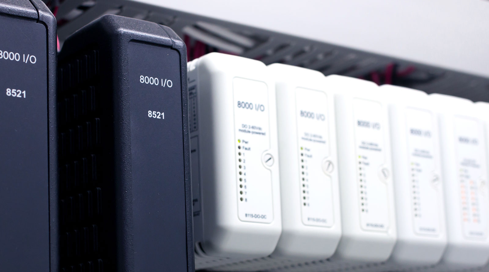 Engeneering POWARE Industrial Automation engineers programmeren en configureren een Redundant PAC 8000 IO module gekoppeld aan het PLC of DCS Systeem.